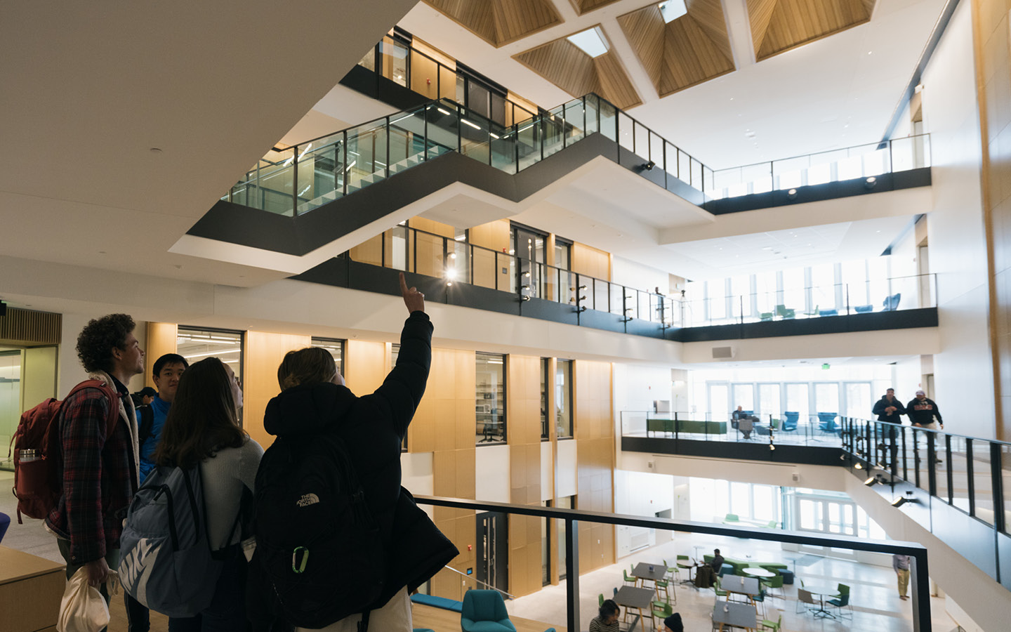 une vue intérieure du bâtiment CECA avec un groupe d'étudiants