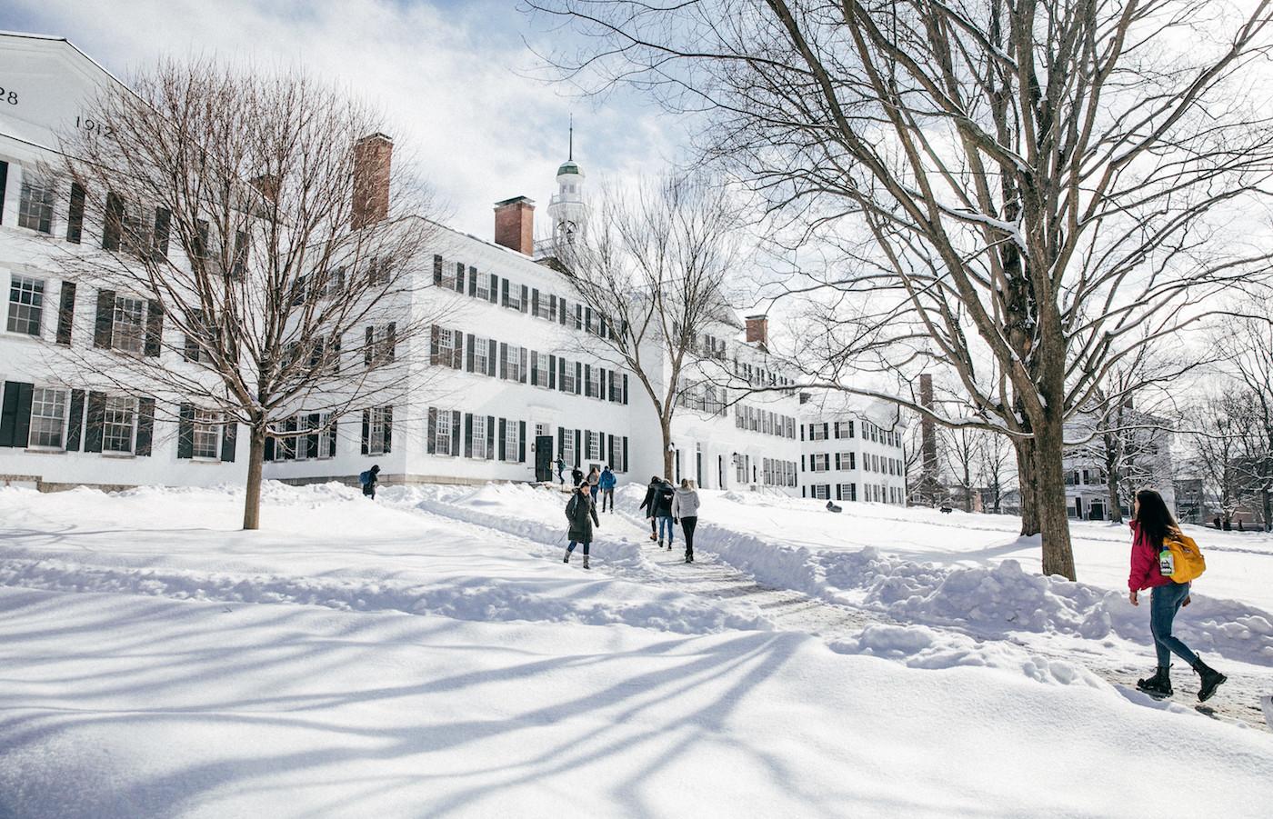 Students walk toward Dartmouth Hall in the snow