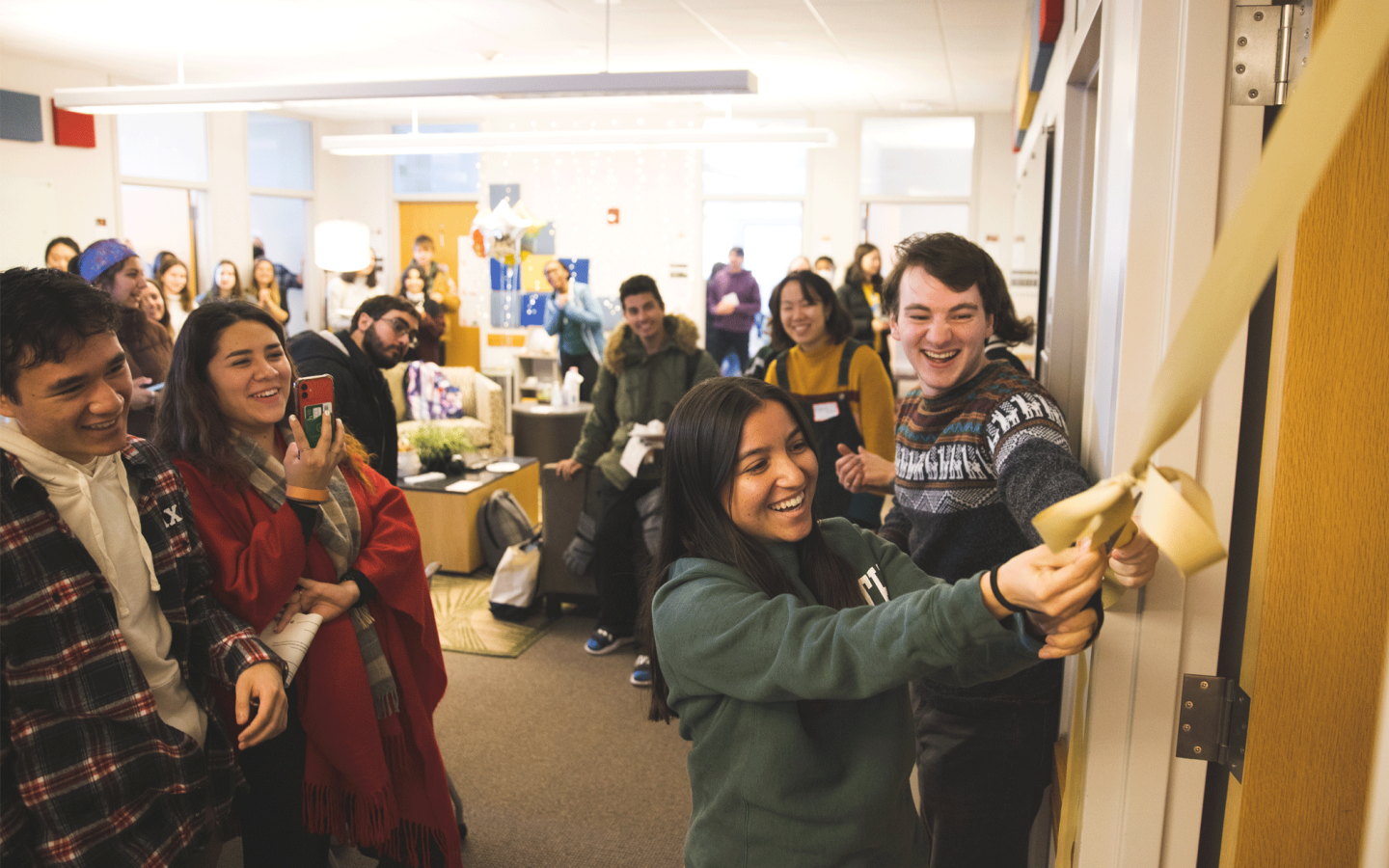 Student Body Vice President Jessica Chiriboga ’24 cuts ribbon the Student Wellness Center’s new Tranquility Room