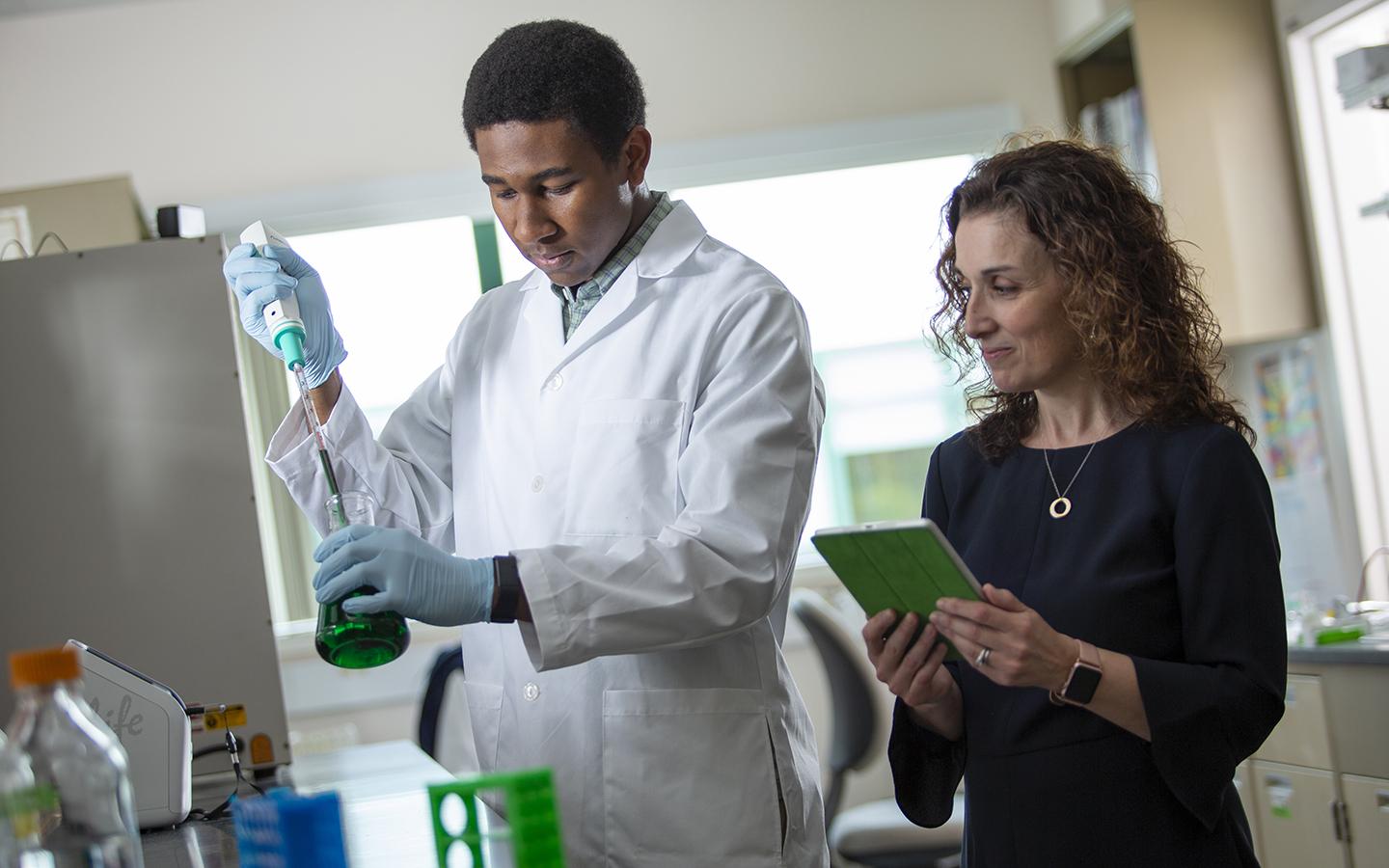 Male and female scientists in the lab